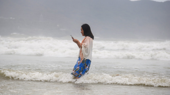 Mặc sóng lớn sau bão, người dân vẫn ra biển câu cá, chụp hình - 6