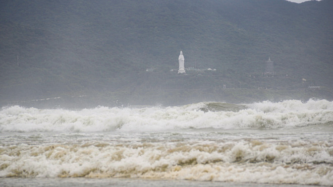 Mặc sóng lớn sau bão, người dân vẫn ra biển câu cá, chụp hình - 12