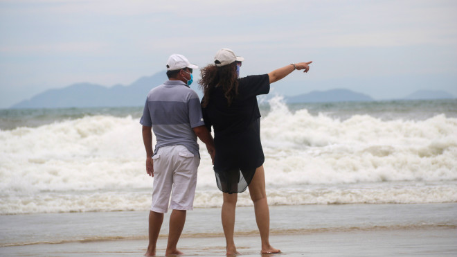 Mặc sóng lớn sau bão, người dân vẫn ra biển câu cá, chụp hình - 13