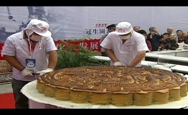 Chiếc bánh này có trọng lượng gần 1 tấn, đường kính là 2m, do hơn 30 đầu bếp cùng nhau hoàn thành.
