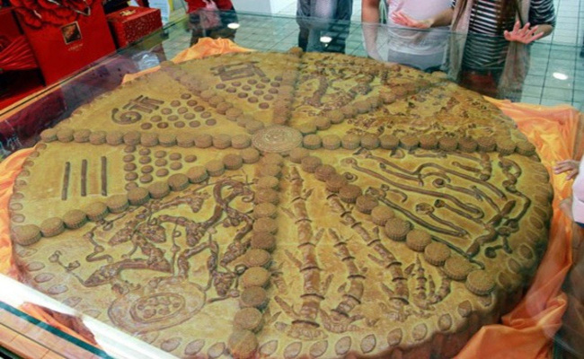 Năm 2012, tại một siêu thị ở Tam Môn Hiệp, Hà Nam, Trung Quốc từng trưng bày một chiếc bánh Trung thu khổng lồ nặng tới 1 tấn.
