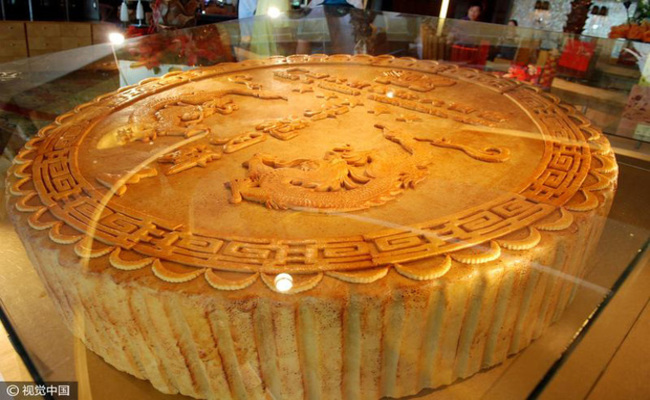 Đây là 1 chiếc bánh Trung thu khổng lồ khác từng được trưng bày tại hội chợ thực phẩm tại Quảng Tây, Trung Quốc năm 2010.
