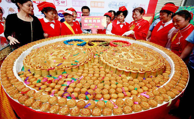 Chiếc bánh Trung thu khổng lồ độc đáo này từng ra đời vào năm 2008 ở Trung Quốc.
