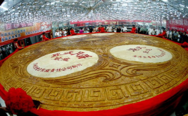 Đây là một chiếc bánh Trung thu được trưng bày tại hội chợ thực phẩm tại tỉnh Liêu Ninh (Trung Quốc) năm 2007.
