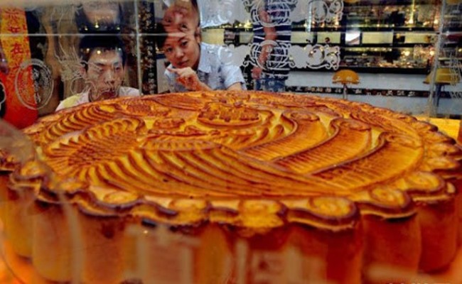Đây có lẽ là 1 trong những chiếc bánh Trung thu khổng lồ đầu tiên ở châu Á. Chiếc bánh này xuất hiện tại tỉnh Hà Nam, Trung Quốc vào năm 2005.
