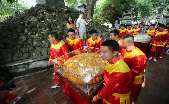 Năm 2019, cặp bánh Trung thu to nhất Việt Nam có tổng khối lượng 300kg đã được “vinh danh” tại tượng đài Lý Thái Tổ. Cặp bánh này gồm bánh nướng và bánh dẻo nhân truyền thống, được rước từ đền Ngọc Sơn và diễu hành tới khu vực tượng đài Lý Thái Tổ.
