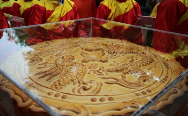 Cặp bánh đã được tổ chức kỷ lục Việt Nam xác nhận là chiếc bánh to nhất Việt Nam. Chúng có đường kính lên tới 0,95m, dày 0,2m, được làm từ những nguyên liệu thuần Việt như hạt bí,đậu xanh, dưa, vừng, lạp xưởng.
