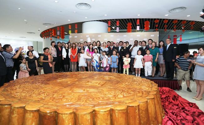 Vào năm 2013, Trung Quốc đã sáng tạo ra chiếc bánh Trung thu nặng 2.496 kg. Chiếc bánh này có đường kính là 2,57m, được làm bởi 15 đầu bếp chuyên nghiệp trong thời gian 3 ngày.
