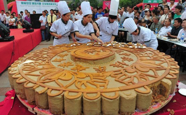 Đây là chiếc bánh được các đầu bếp chuẩn bị phục vụ cho người dân ở An Huy, miền ĐôngTrung Quốc vào năm 2012.
