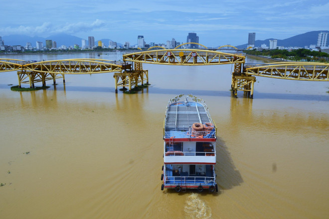 Đà Nẵng: Người dân háo hức chứng kiến cây cầu hơn 55 năm tuổi nâng nhịp cho tàu thuyền qua lại - 1