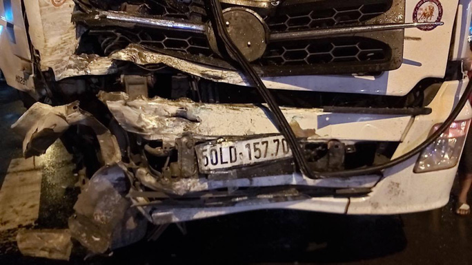 20 người vào viện sau vụ va chạm giữa xe tải và xe buýt - 2