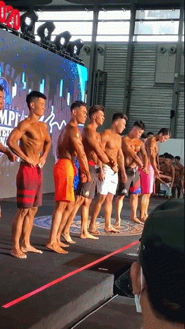 Danh tính cô trợ lý xinh và hot, hóa ra là người đẹp "siêu vòng 3" từng gây bão mạng - 1