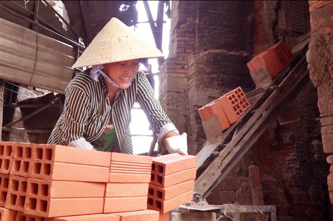 Chuyện đời những nữ phu gạch ở “vương quốc gạch nung” - 2