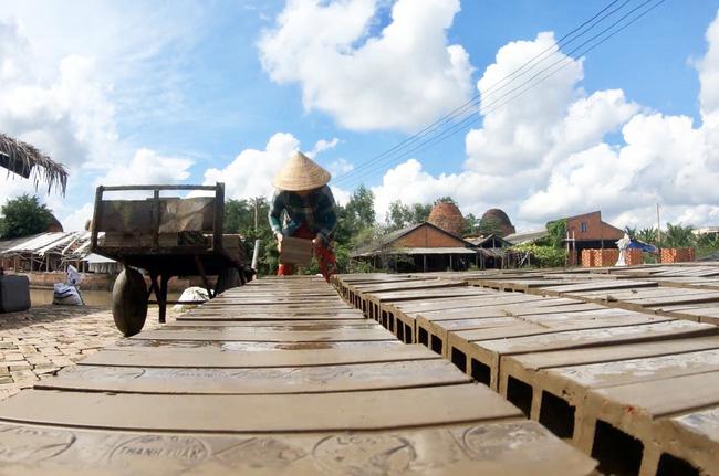 Chuyện đời những nữ phu gạch ở “vương quốc gạch nung” - 3