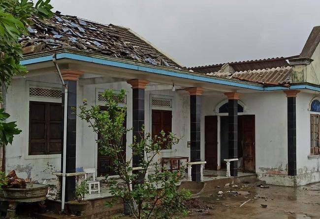 Chuyên viên phòng giáo dục tử vong vì cây gãy do bão đè trúng - 2
