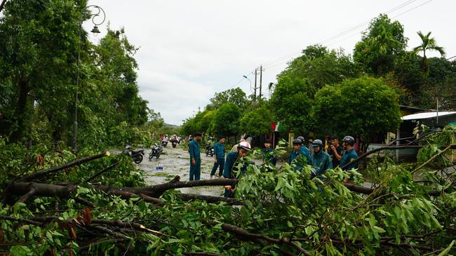 TT-Huế: Xin hỗ trợ khẩn cấp 400 tỷ đồng, thêm 2 người tử vong do ngã khi lợp nhà - 2