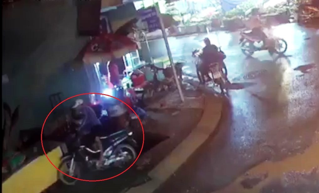 Thanh niên cùng xe máy rơi xuống hố sâu hơn 3m ở Sài Gòn - 1