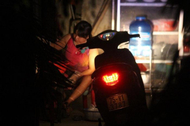 Gần 3 ngày sau bão số 5, hàng loạt hộ dân tại Huế vẫn chưa có điện - 7