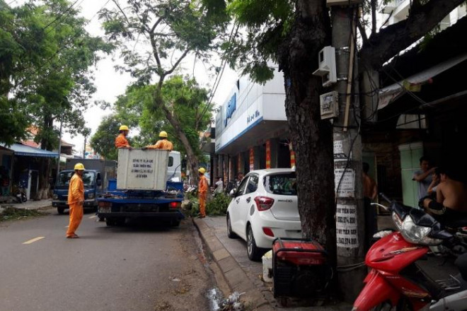 Gần 3 ngày sau bão số 5, hàng loạt hộ dân tại Huế vẫn chưa có điện - 11