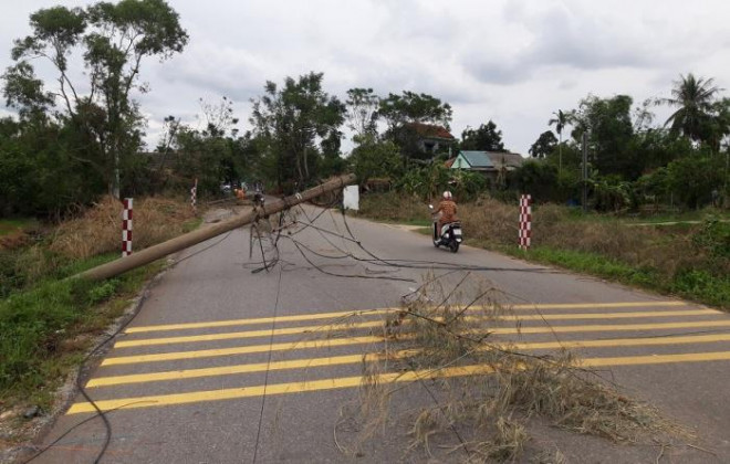 Gần 3 ngày sau bão số 5, hàng loạt hộ dân tại Huế vẫn chưa có điện - 12