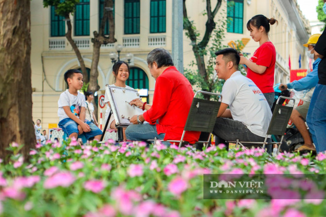 Chiêm ngưỡng những thảm hoa đẹp lung linh bên bờ hồ Hoàn Kiếm - 8