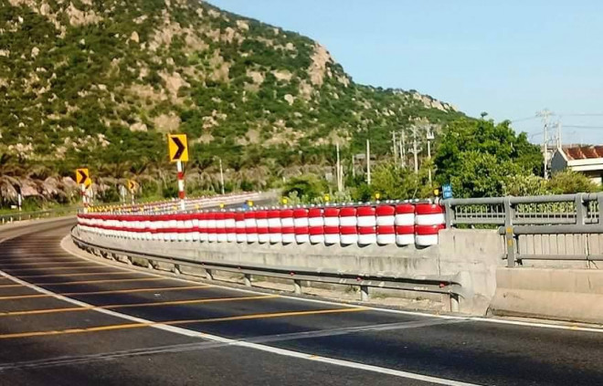 Độc đáo lốp xe làm hộ lan trên Quốc lộ 1 - 2