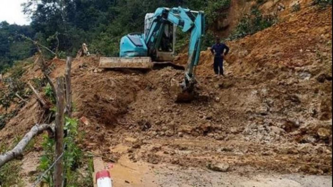 Quảng Nam: Cầu trôi, đường sạt lở, giao thông tê liệt, cô lập 300 hộ dân - 2