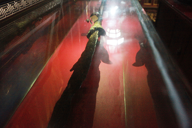 Bảo đao "danh bất hư truyền" nặng 25kg của vua Mạc Thái Tổ được bảo vệ ngày đêm - 8