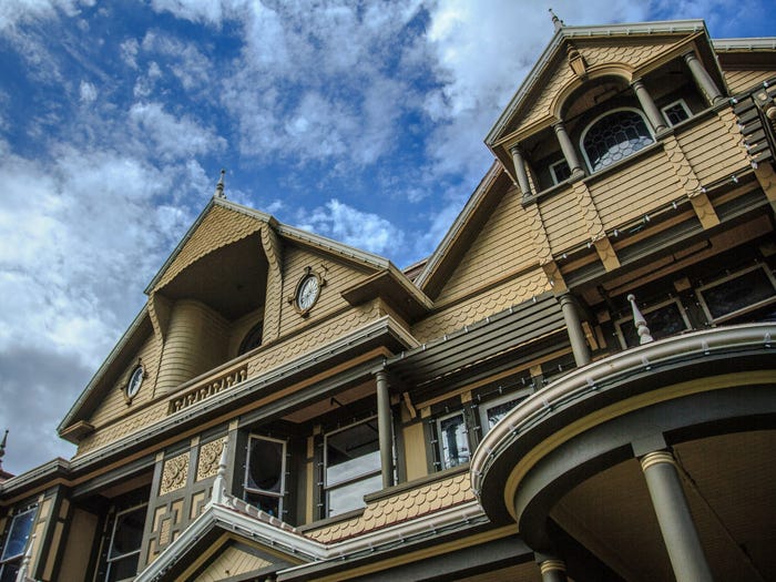 Ngôi nhà ma ám kỳ lạ có thiết kế kỳ lạ nhất, 2.000 cánh cửa ra vào, tốn 80 tỷ đô để sửa chữa - 13