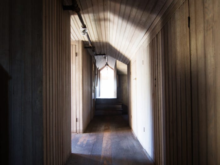 Ngôi nhà ma ám kỳ lạ có thiết kế kỳ lạ nhất, 2.000 cánh cửa ra vào, tốn 80 tỷ đô để sửa chữa - 9