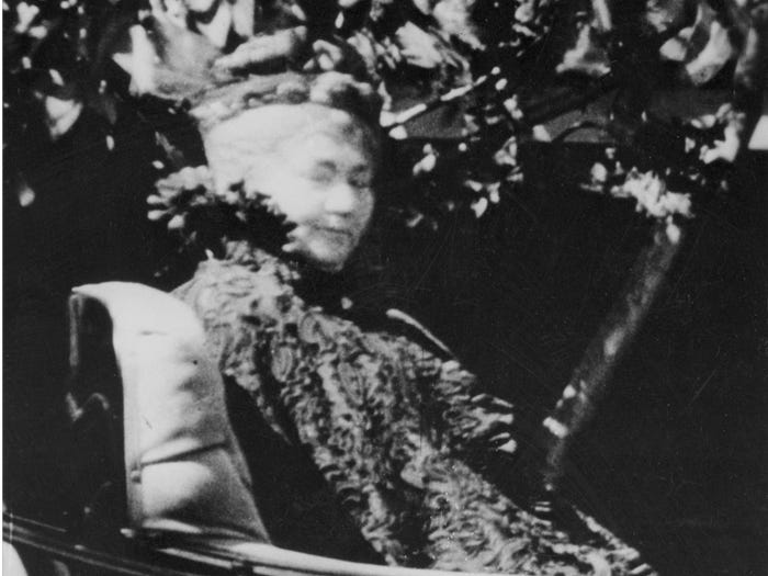 Ngôi nhà ma ám kỳ lạ có thiết kế kỳ lạ nhất, 2.000 cánh cửa ra vào, tốn 80 tỷ đô để sửa chữa - 8