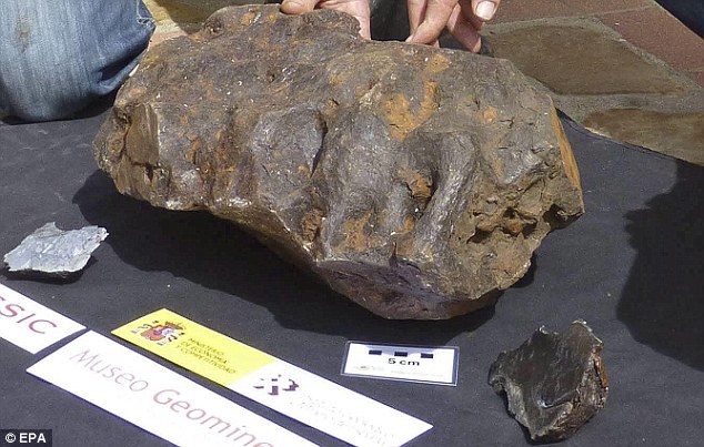Tìm được cục đá rồi bỏ xó hơn 30 năm, không ngờ là vật ngoài hành tinh giá cả trăm tỷ - 1