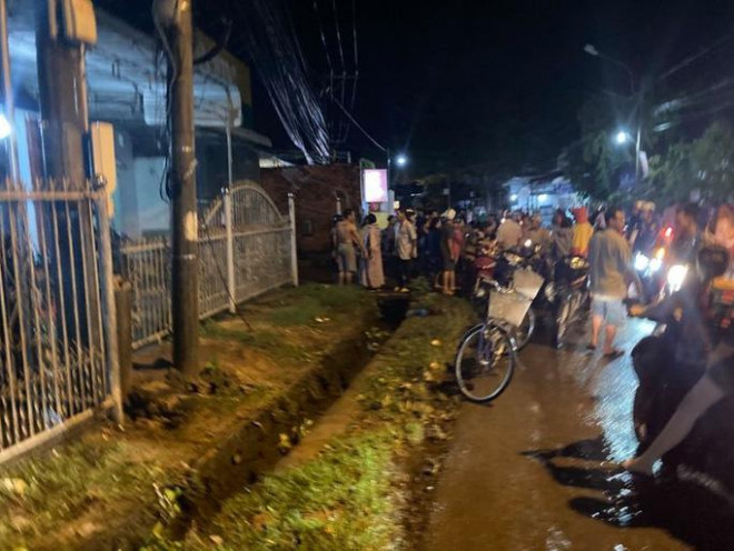 Cả trăm người trắng đêm chui xuống cống tìm người phụ nữ bị nước cuốn ở Đồng Nai - 5