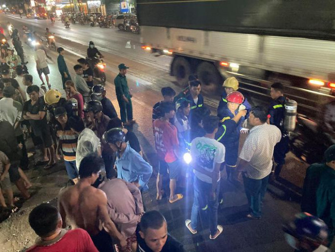 Cả trăm người trắng đêm chui xuống cống tìm người phụ nữ bị nước cuốn ở Đồng Nai - 4