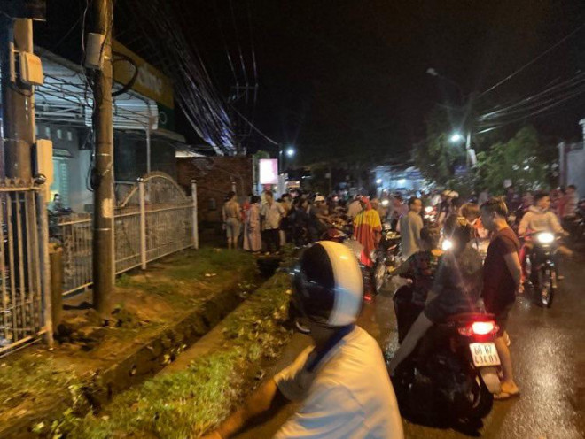 Cả trăm người trắng đêm chui xuống cống tìm người phụ nữ bị nước cuốn ở Đồng Nai - 10