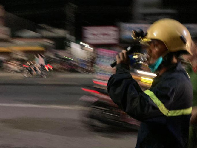 Cả trăm người trắng đêm chui xuống cống tìm người phụ nữ bị nước cuốn ở Đồng Nai - 9