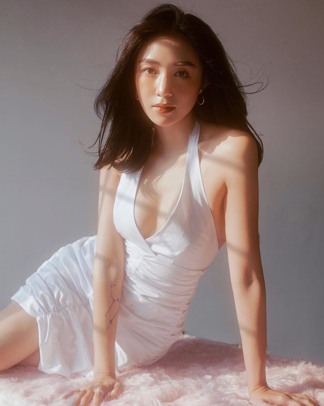 Hot girl Hà thành vòng nào ra vòng nấy nhờ kết thân với "ống inox" - 2