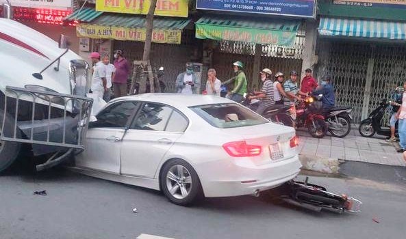 Xe container “đại náo” tông ô tô và nhiều xe máy trên phố Sài Gòn - 3