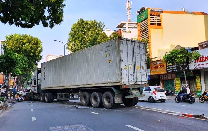 Xe container “đại náo” tông ô tô và nhiều xe máy trên phố Sài Gòn - 4