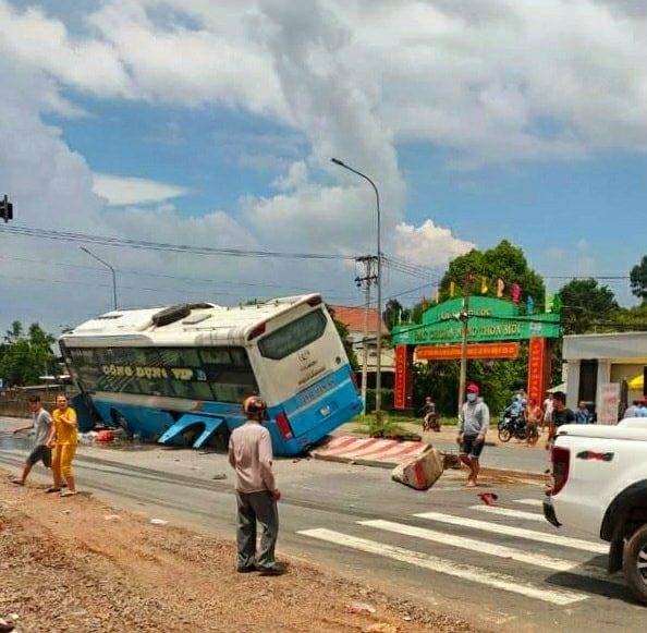 Sốc với hiện trường TNGT, xe khách “làm xiếc” trên dải phân cách - 2