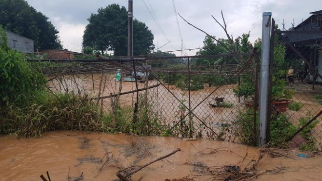 Lũ bất ngờ tấn công TP Đồng Xoài, có nơi ngập sâu 1,5 mét - 2