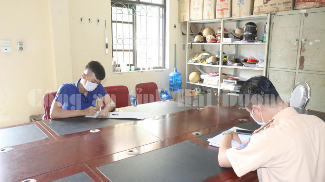 "Quái xế" 17 tuổi không đội mũ bảo hiểm, cười đùa điều khiển xe máy bằng chân - 2