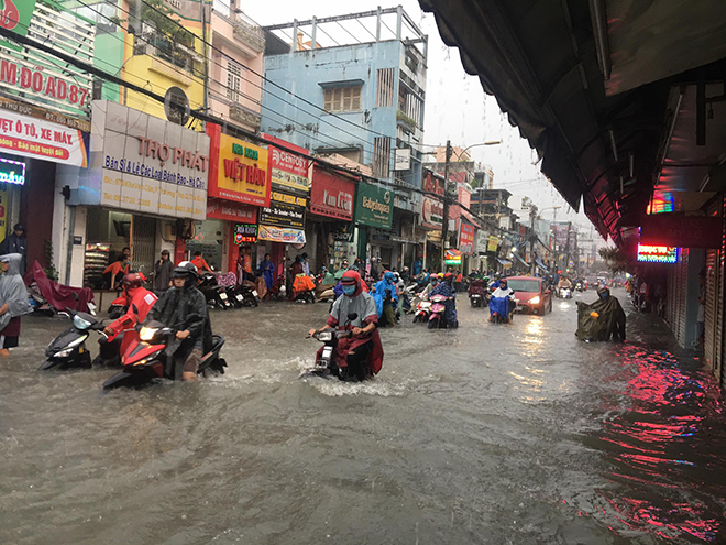 Ngoài đường nước chảy cuồn cuộn như lũ quét, trong chợ tiểu thương dọn hàng “chạy lụt” - 1