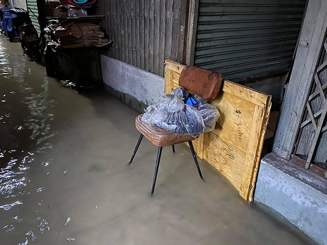 Ngoài đường nước chảy cuồn cuộn như lũ quét, trong chợ tiểu thương dọn hàng “chạy lụt” - 9
