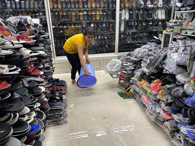 Ngoài đường nước chảy cuồn cuộn như lũ quét, trong chợ tiểu thương dọn hàng “chạy lụt” - 10