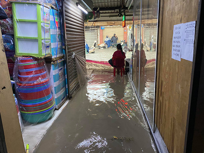 Ngoài đường nước chảy cuồn cuộn như lũ quét, trong chợ tiểu thương dọn hàng “chạy lụt” - 11