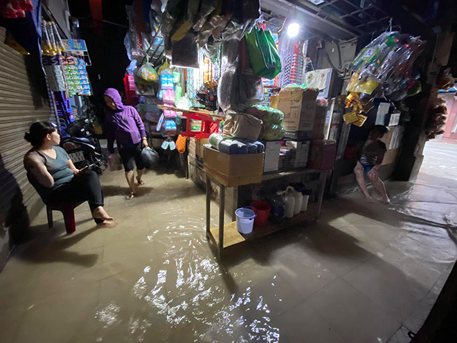 Ngoài đường nước chảy cuồn cuộn như lũ quét, trong chợ tiểu thương dọn hàng “chạy lụt” - 12