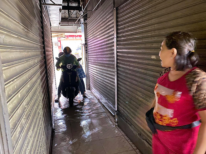 Ngoài đường nước chảy cuồn cuộn như lũ quét, trong chợ tiểu thương dọn hàng “chạy lụt” - 13