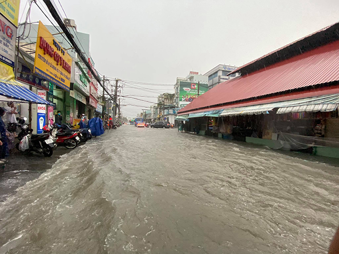 Ngoài đường nước chảy cuồn cuộn như lũ quét, trong chợ tiểu thương dọn hàng “chạy lụt” - 2
