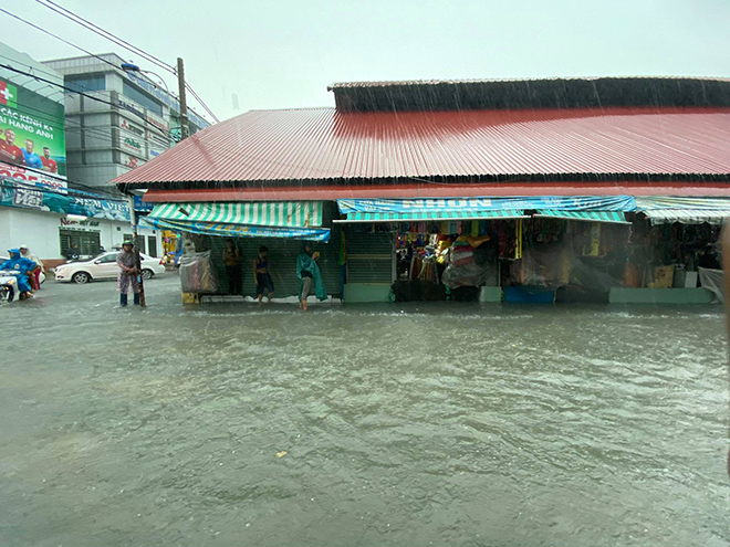 Ngoài đường nước chảy cuồn cuộn như lũ quét, trong chợ tiểu thương dọn hàng “chạy lụt” - 5